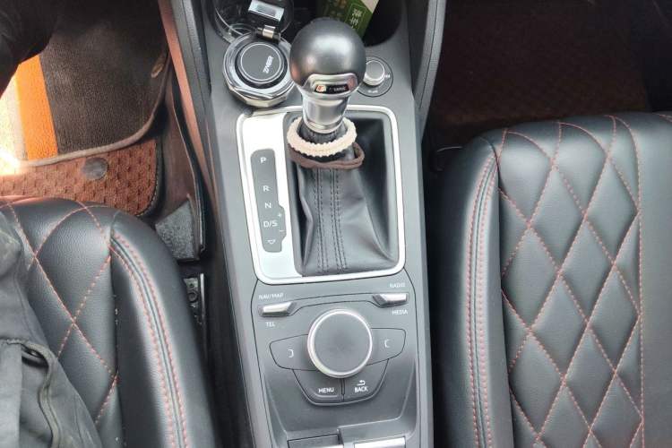 Used Audi Q2L 2021 35 TFSI Progressive Dynamic Edition Gear Lever