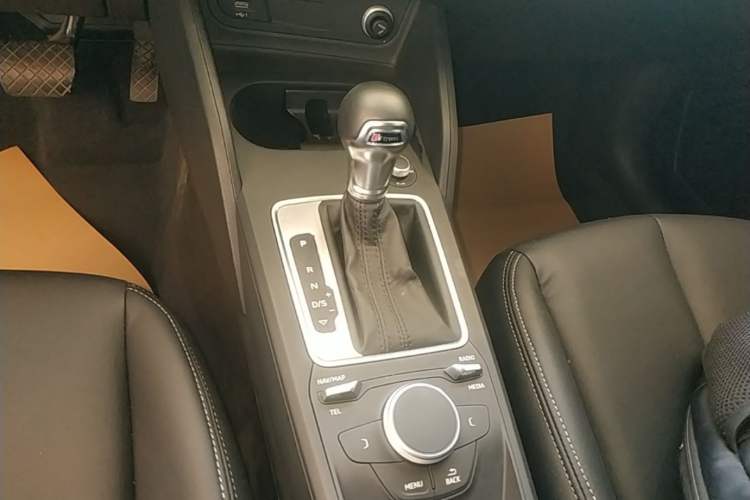 Used Audi Q2L 2021 35 TFSI Progressive Dynamic Edition Gear Lever