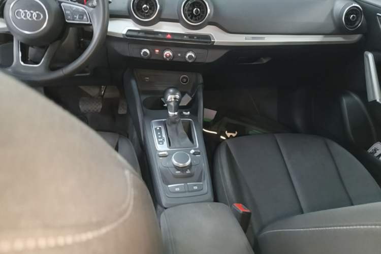 Used Audi Q2L 2021 35 TFSI Progressive Dynamic Edition Gear Lever