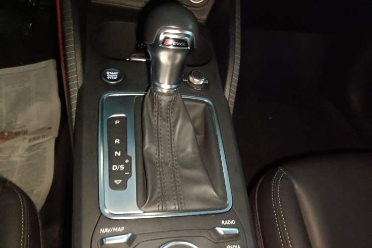 Used Audi Q2L 2021 35 TFSI Fashionable and Elegant Model Gear Lever