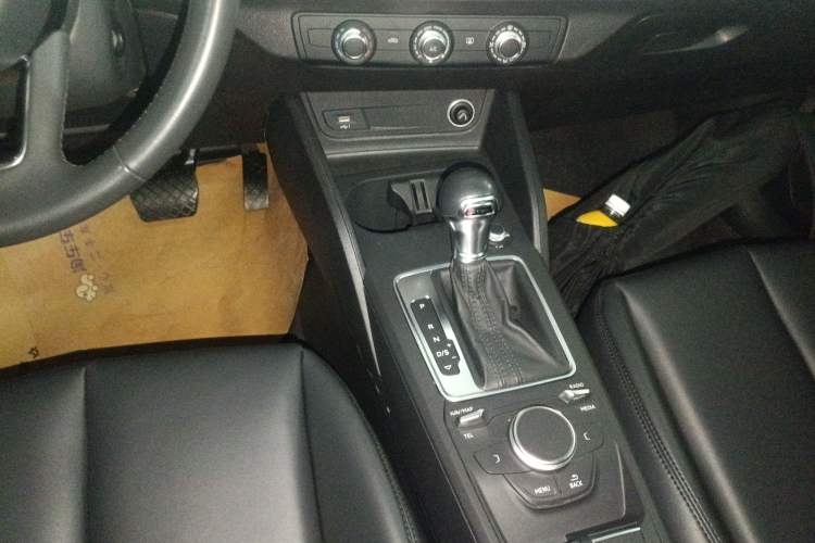 Used Audi Q2L 2021 35 TFSI Progressive Dynamic Edition Gear Lever