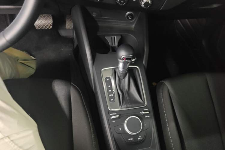 Used Audi Q2L 2021 35 TFSI Progressive Dynamic Edition Gear Lever