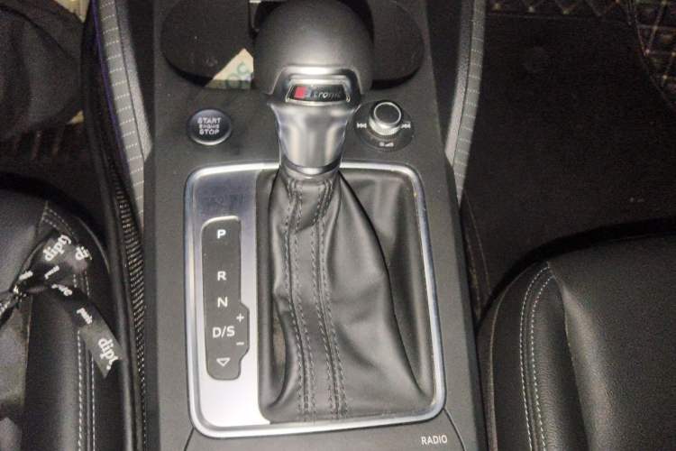 Used Audi Q2L 2021 35 TFSI Fashionable and Elegant Model Gear Lever
