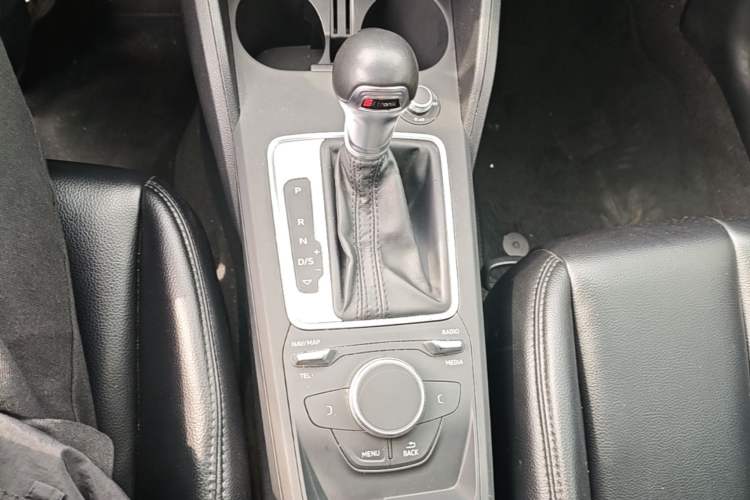 Used Audi Q2L 2021 35 TFSI Progressive Dynamic Edition Gear Lever