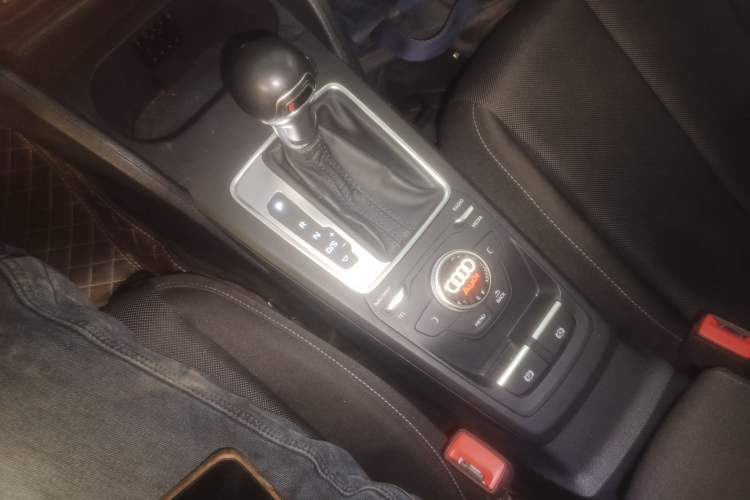 Used Audi Q2L 2021 35 TFSI Progressive Dynamic Edition Gear Lever