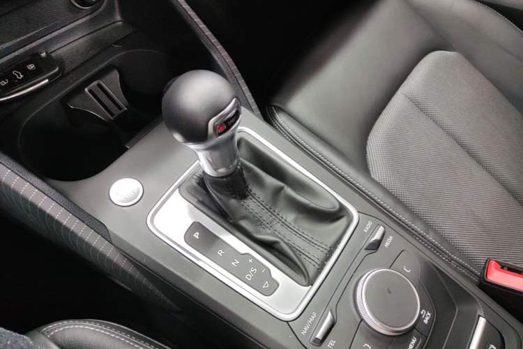 Used Audi Q2L 2021 35 TFSI Fashion Dynamic Model Gear Lever