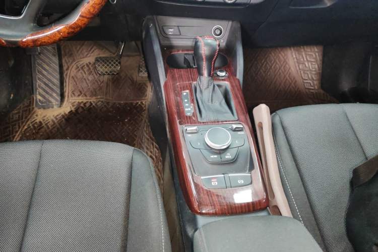 Used Audi Q2L 2021 35 TFSI Progressive Dynamic Edition Gear Lever