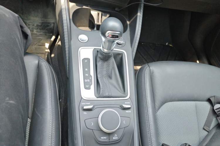Used Audi Q2L 2021 35 TFSI Fashionable and Elegant Model Gear Lever