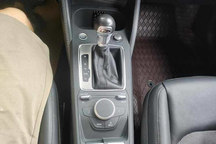 Used Audi Q2L 2021 35 TFSI Fashion Dynamic Model Gear Lever