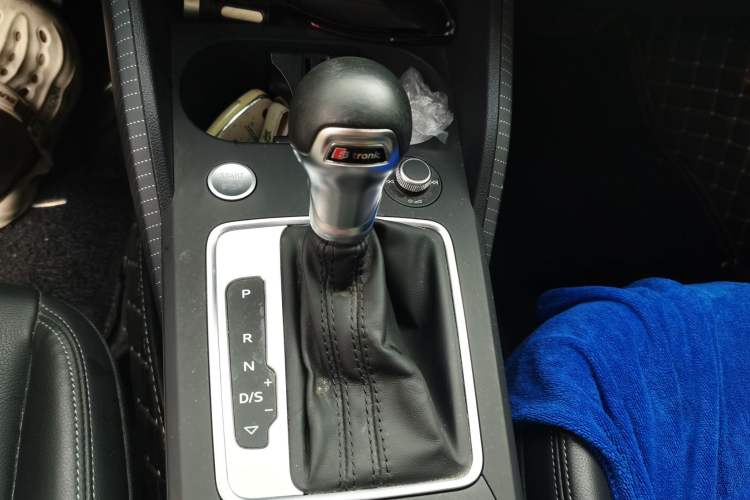 Used Audi Q2L 2021 35 TFSI Fashionable and Elegant Model Gear Lever