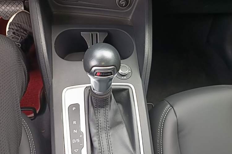 Used Audi Q2L 2021 35 TFSI Progressive Dynamic Edition Gear Lever