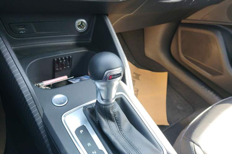 Used Audi Q2L 2021 35 TFSI Fashionable and Elegant Model Gear Lever