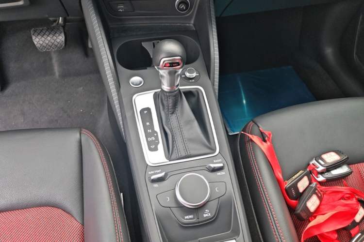 Used Audi Q2L 2021 35 TFSI Fashion Dynamic Model Gear Lever
