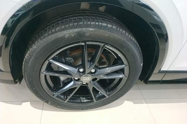 Used Audi Q2L 2021 35 TFSI Progressive Dynamic Edition Left Front Wheel Hub