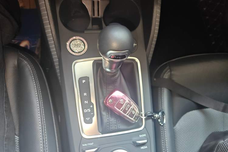Used Audi Q2L 2021 35 TFSI Fashionable and Elegant Model Gear Lever