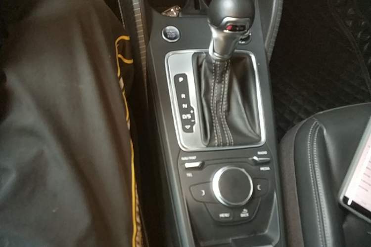 Used Audi Q2L 2022 35 TFSI Fashion Dynamic Model Gear Lever