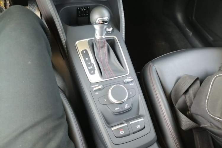 Used Audi Q2L 2022 35 TFSI Progressive Dynamic Edition Gear Lever