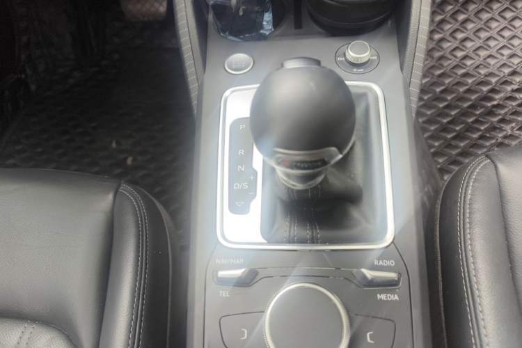 Used Audi Q2L 2022 35 TFSI Fashion Dynamic Model Gear Lever