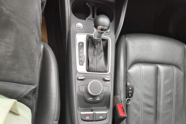 Used Audi Q2L 2022 35 TFSI Fashionable and Elegant Model Gear Lever