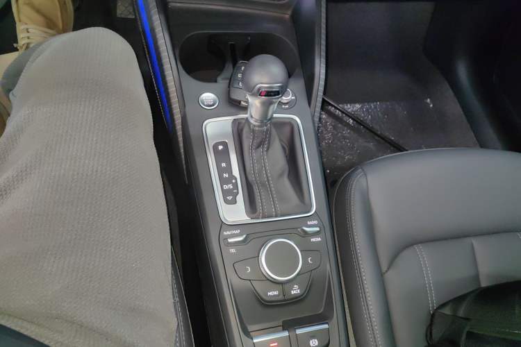 Used Audi Q2L 2022 35 TFSI Fashionable and Elegant Model Gear Lever