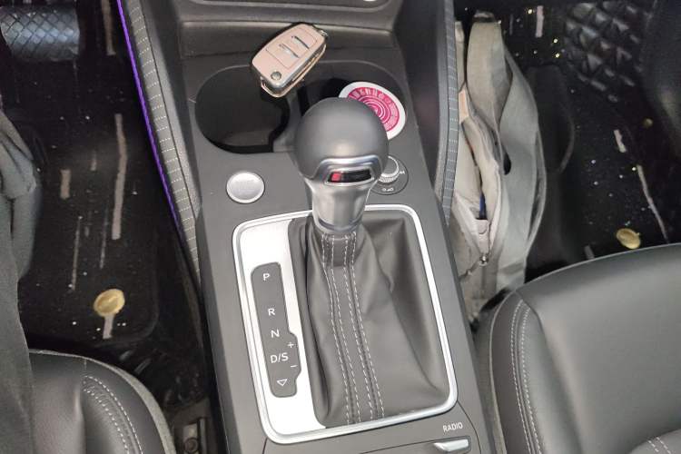 Used Audi Q2L 2022 35 TFSI Fashionable and Elegant Model Gear Lever
