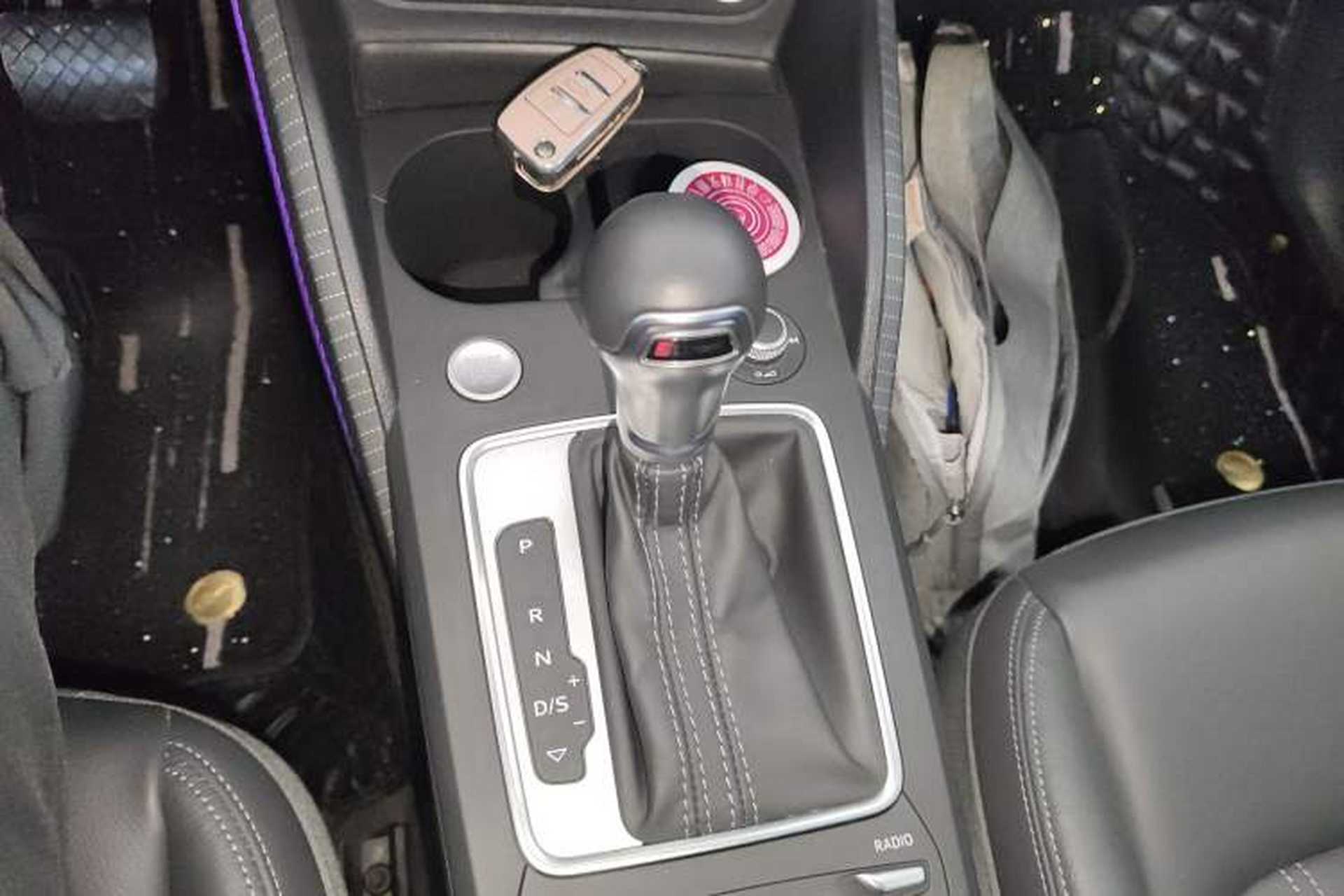 Used Audi Q2L 2022 35 TFSI Fashionable and Elegant Model Gear Lever
