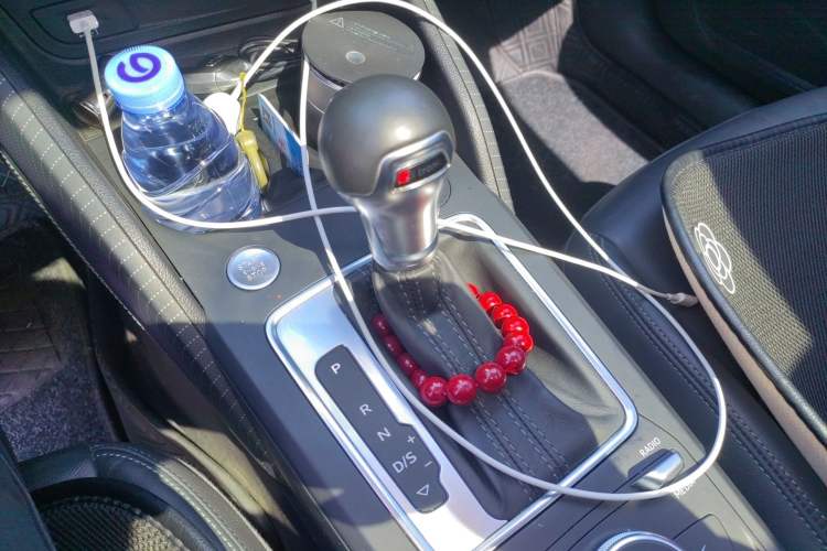 Used Audi Q2L 2022 35 TFSI Fashionable and Elegant Model Gear Lever