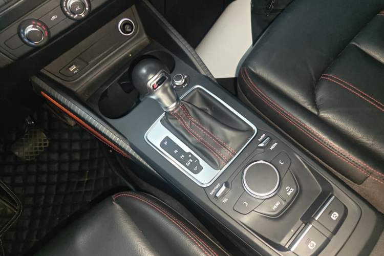 Used Audi Q2L 2022 35 TFSI Progressive Dynamic Edition Gear Lever