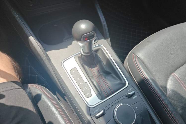 Used Audi Q2L 2022 35 TFSI Progressive Dynamic Edition Gear Lever