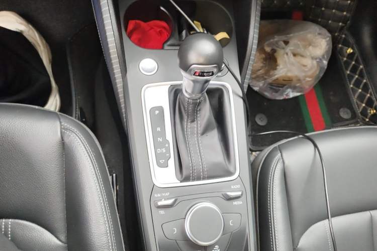 Used Audi Q2L 2022 35 TFSI Fashion Dynamic Model Gear Lever