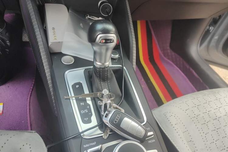 Used Audi Q2L 2022 35 TFSI Luxury Dynamic Edition Gear Lever
