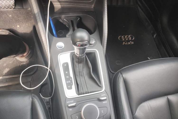 Used Audi Q2L 2022 35 TFSI Fashion Dynamic Model Gear Lever