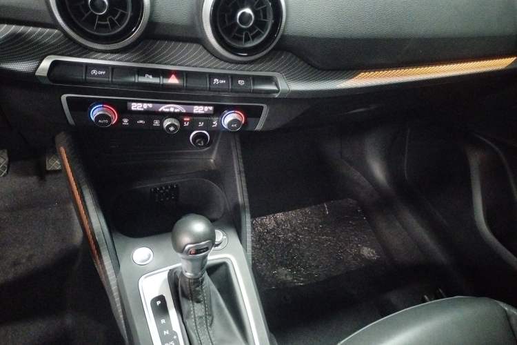 Used Audi Q2L 2022 35 TFSI Fashionable and Elegant Model Gear Lever