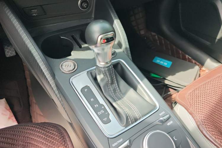 Used Audi Q2L 2022 35 TFSI Fashionable and Elegant Model Gear Lever