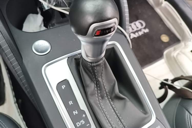 Used Audi Q2L 2022 35 TFSI Fashionable and Elegant Model Gear Lever