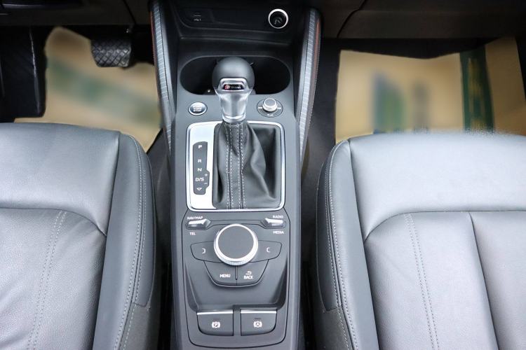 Used Audi Q2L 2022 35 TFSI Fashionable and Elegant Model Gear Lever