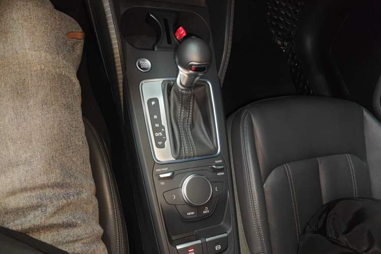 Used Audi Q2L 2022 35 TFSI Fashionable and Elegant Model Gear Lever