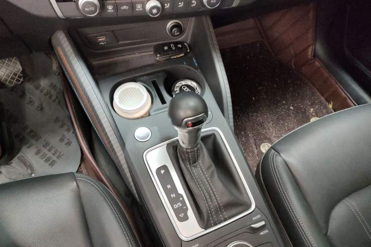 Used Audi Q2L 2022 35 TFSI Fashionable and Elegant Model Gear Lever