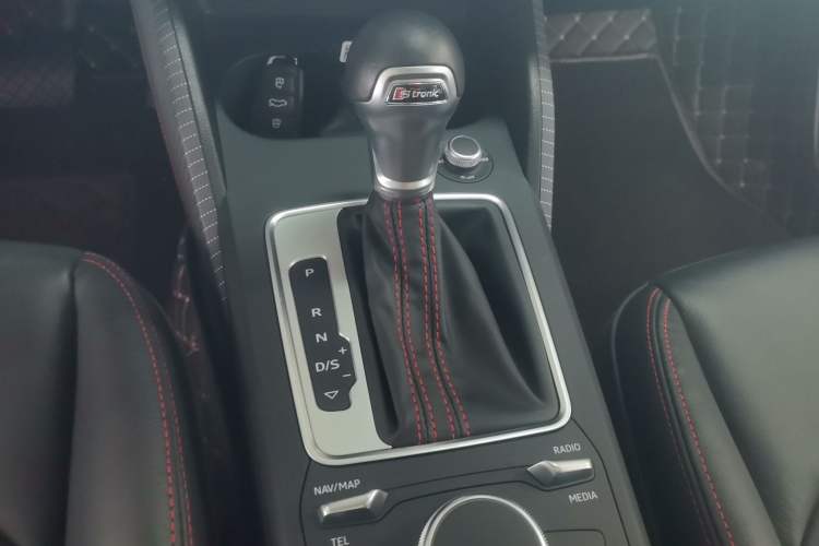 Used Audi Q2L 2022 35 TFSI Progressive Dynamic Edition Gear Lever