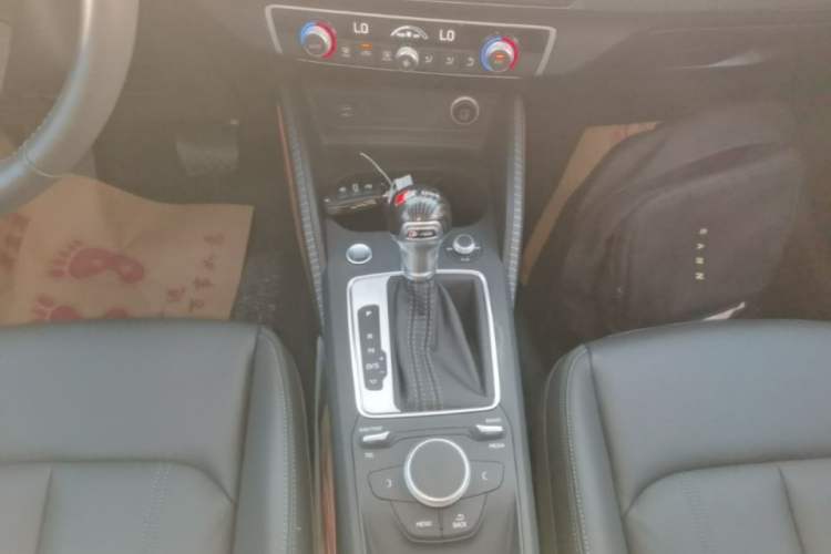 Used Audi Q2L 2022 35 TFSI Fashionable and Elegant Model Gear Lever