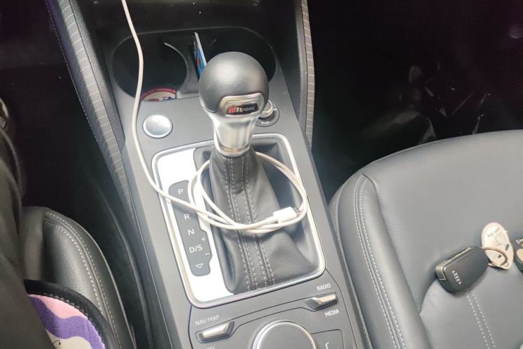Used Audi Q2L 2022 35 TFSI Fashionable and Elegant Model Gear Lever
