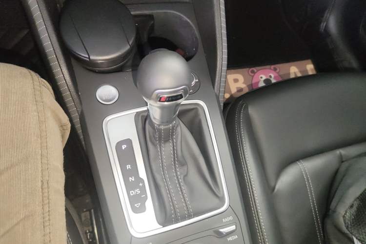 Used Audi Q2L 2022 35 TFSI Fashion Dynamic Model Gear Lever
