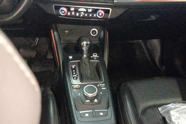 Used Audi Q2L 2022 35 TFSI Fashion Dynamic Model Gear Lever