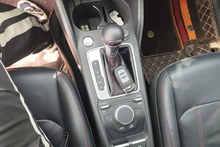 Used Audi Q2L 2022 35 TFSI Progressive Dynamic Edition Gear Lever