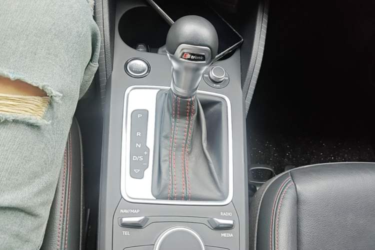 Used Audi Q2L 2022 35 TFSI Progressive Dynamic Edition Gear Lever