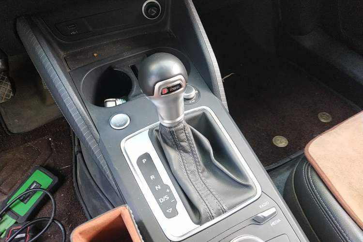 Used Audi Q2L 2022 35 TFSI Fashion Dynamic Model Gear Lever