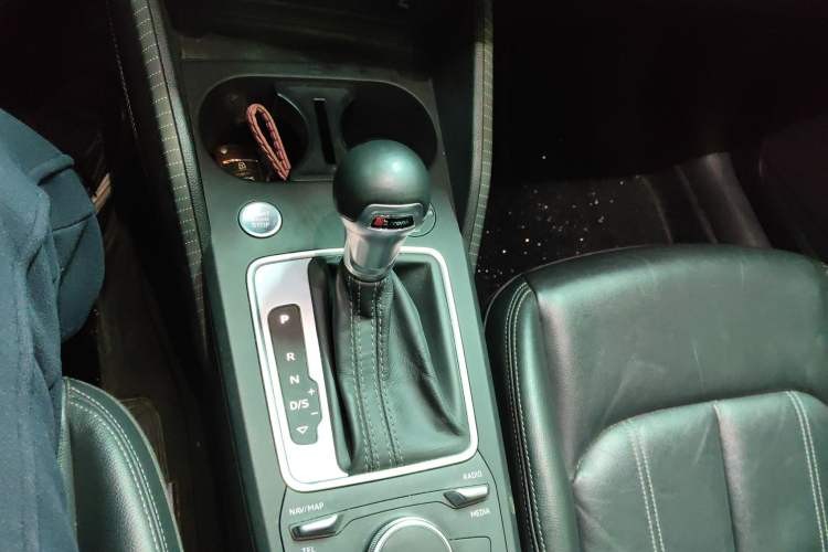 Used Audi Q2L 2022 35 TFSI Fashion Dynamic Model Gear Lever