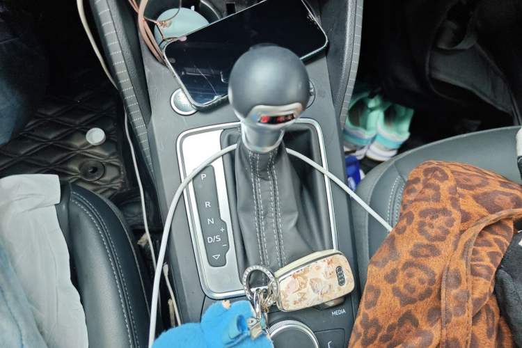 Used Audi Q2L 2022 35 TFSI Fashionable and Elegant Model Gear Lever