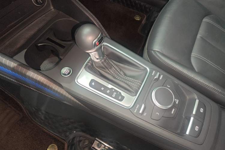 Used Audi Q2L 2022 35 TFSI Fashion Dynamic Model Gear Lever