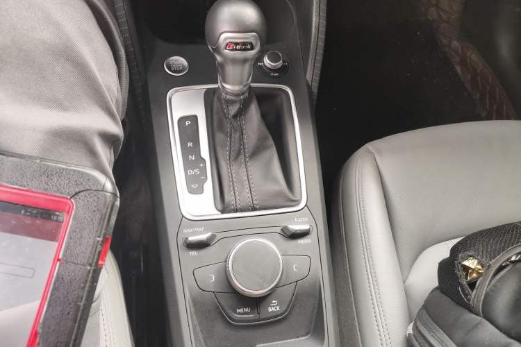 Used Audi Q2L 2022 35 TFSI Fashionable and Elegant Model Gear Lever